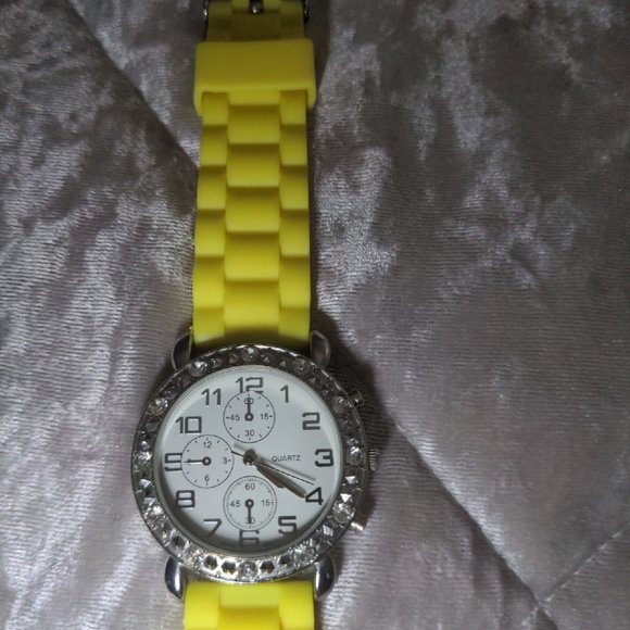 WOMEN\'S YELLOW BEZEL SILICONE YELLOW WATCH (DO NOT COME WITH BATTERIES) main image 6